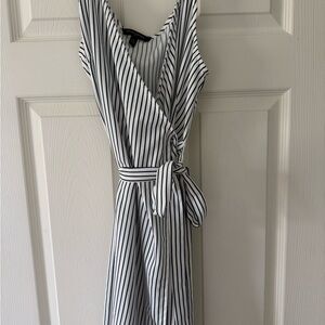 Women’s Banana Republic striped wrap dress size 6 small white navy blue